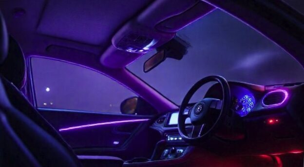 салон автомобиля со светодиодной подсветкой