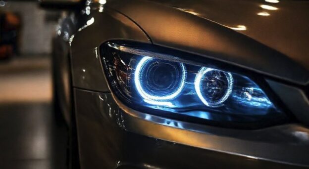 автомобиль с тюнинговаными фарами